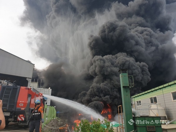 김해 한림 공장화재 사진<사진제공=경남도소방본부>