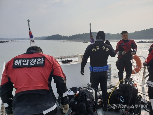 통영해경이 사천 서포 해상 바다수영 실종자 수색에 총력을 다하고 있다.<사진제공=통영해경>