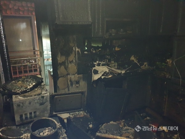 김해 봉황동 주택화재 사진<사진제공=경남도소방본부>