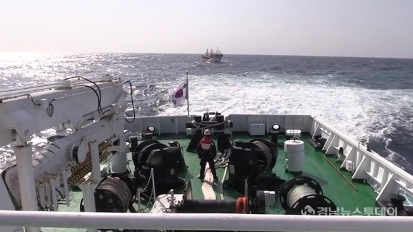 통영해경, 주말 고장 선박 예인·응급환자 후송<사진제공=통영해경>