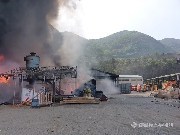 김해 상동면 공장화재 사진 <사진제공=경남도소방본부>
