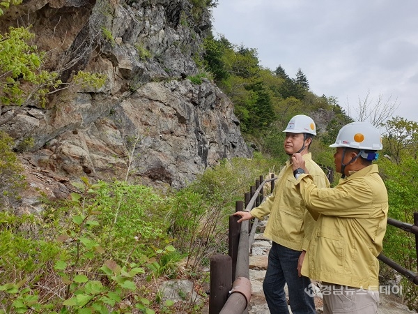 송형근 이사장이 지리산국립공원경남사무소 종주능선(벽소령~천왕봉) 재난취약지구를 현장점검하고 있다.<사진제공=지리산국립공원>