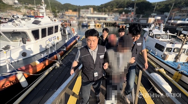 외국인 선원(마약투약자) 압송<사진제공=통영해경>