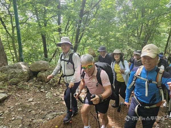 엄홍길대장과 함께하는 지리산 천왕봉등반<사진제공=경남도>