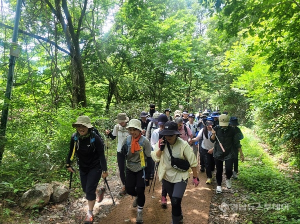 엄홍길대장과 함께하는 지리산 천왕봉등반<사진제공=경남도>