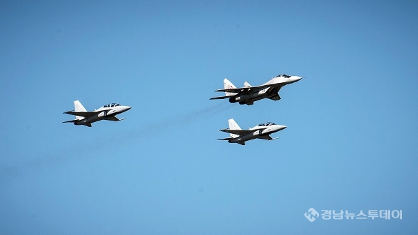 폴란드 국군의 날을 맞아 FA-50GF 1, 2호기가 미그29와 함께 현지 첫 비행에 성공했다.<사진제공=KAI>