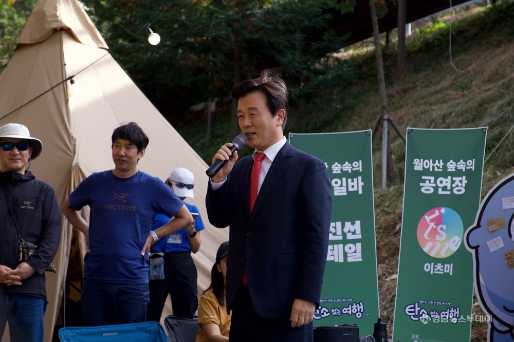 월아산 숲속의 진주서 ESG 친환경 캠핑 행사에서 인사말하고 있는 조규일 진주시장<사진제공=진주시>