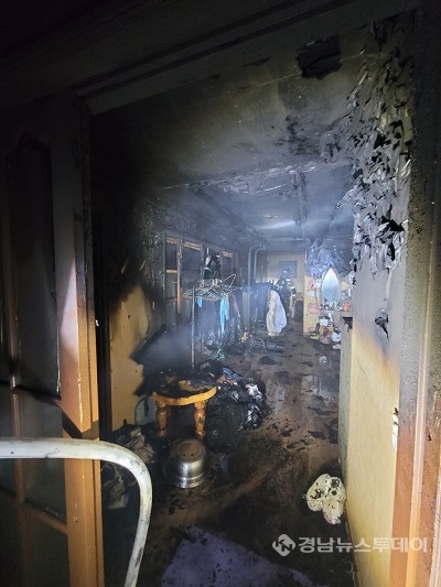 고성군 고성읍 복합건축물 화재 현장<사진제공=경남도소방본부>