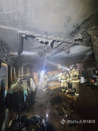 고성군 고성읍 복합건축물 화재 현장<사진제공=경남도소방본부>