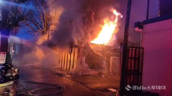 진주시 상대동 점포화재 현장<사진제공=경남도소방본부>