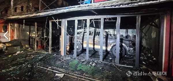 진주시 상대동 점포화재 현장<사진제공=경남도소방본부>