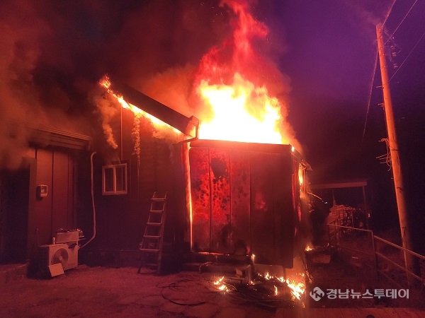 밀양 주택화재 현장<사진제공=경남도소방본부>