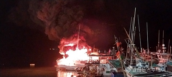 사천 선박화재 화재 현장<사진제공=경남도소방본부>