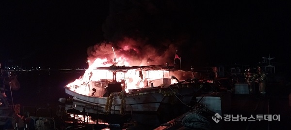 사천 선박화재 화재 현장<사진제공=경남도소방본부>