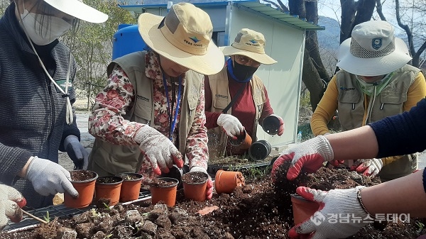 지리산국립공원경남사무소가 16일 하동군 화개면에 위치한 지리산국립공원 스마트증식장에서 국립공원 자원활동가와 함께 봄 맞이 파종 행사를 실시했다<사진제공=지리산국립공원사무소>