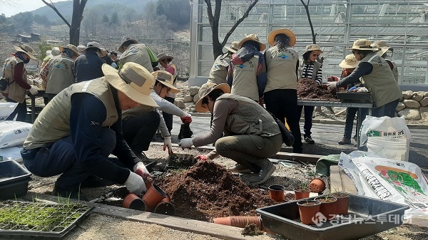 지리산국립공원경남사무소가 16일 하동군 화개면에 위치한 지리산국립공원 스마트증식장에서 국립공원 자원활동가와 함께 봄 맞이 파종 행사를 실시했다<사진제공=지리산국립공원사무소>