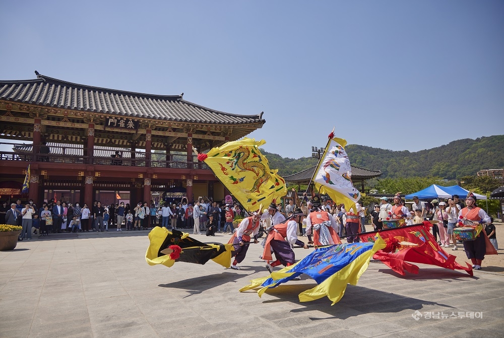 김해가야테마파크 `가야 왕궁결혼식` 이색 결혼식에 국내외 관광객 `환호`