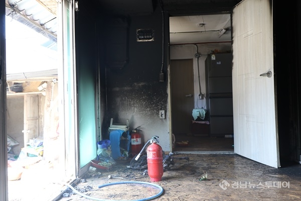 산청우체국 집배원이 우편업무 중 주택용 소방시설을 활용해 화재 진압활동으로 큰 피해를 막았다.<사진제공=산청소방서>