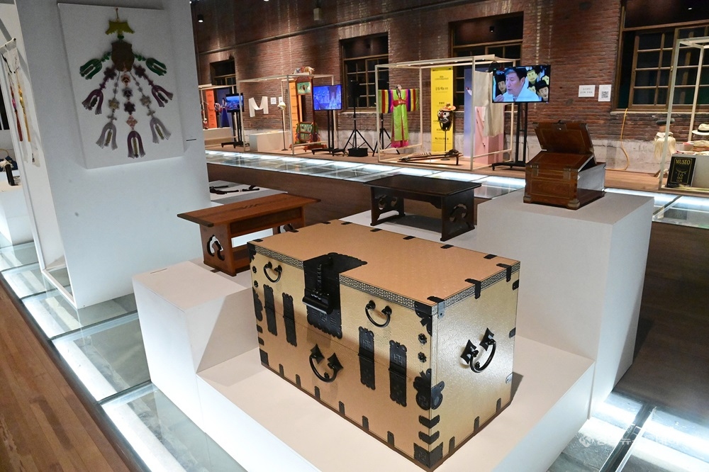 진주시와 진주문화관광재단은 지난 17일 오후 철도문화공원에서 ‘2024 진주세계민속예술비엔날레’ 개막식을 개최했다.<사진제공=진주시>