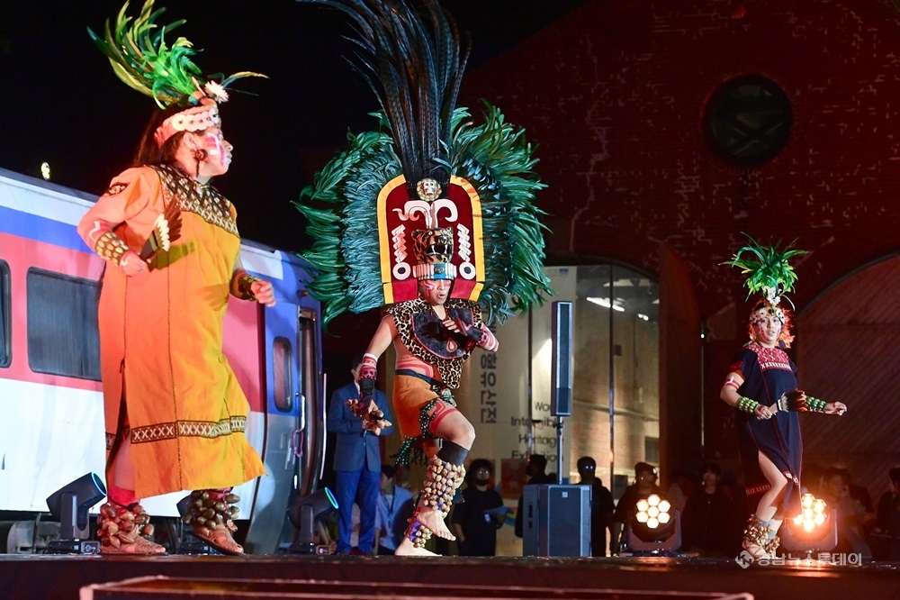 진주시와 진주문화관광재단은 지난 17일 오후 철도문화공원에서 ‘2024 진주세계민속예술비엔날레’ 개막식을 개최했다.<사진제공=진주시>