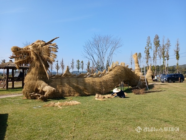 볏짚 조형물(용터널)<사진제공=밀양시>
