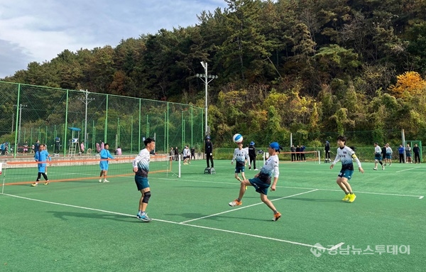‘2024 추계친선 족구대회’가 지난 17일 진주모덕체육공원 족구장에서 성황리에 개최됐다.<사진제공=진주시>