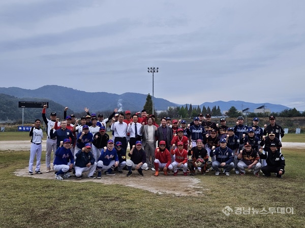 제6회 의령군수배 사회인 야구대회가 지난 3일 우천으로 인해 연기된 이후 재개되어 10일, 17일 양일간 의령읍 정암리 친환경야구장에서 개최됐다.<사진제공=의령군>
