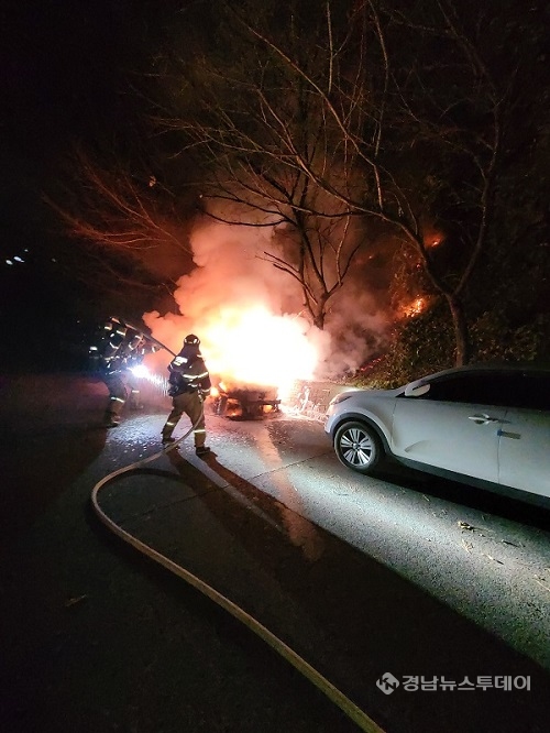 창원시 의창구 서상동 승용차 화재 현장<사진제공=창원소방서>