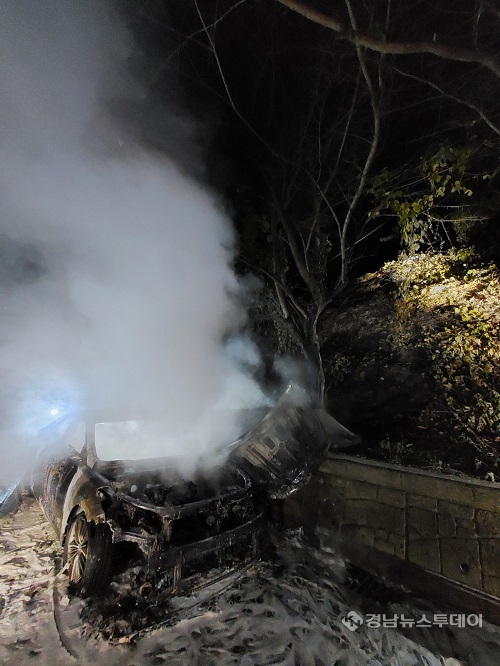 창원시 의창구 서상동 승용차 화재 현장<사진제공=창원소방서>