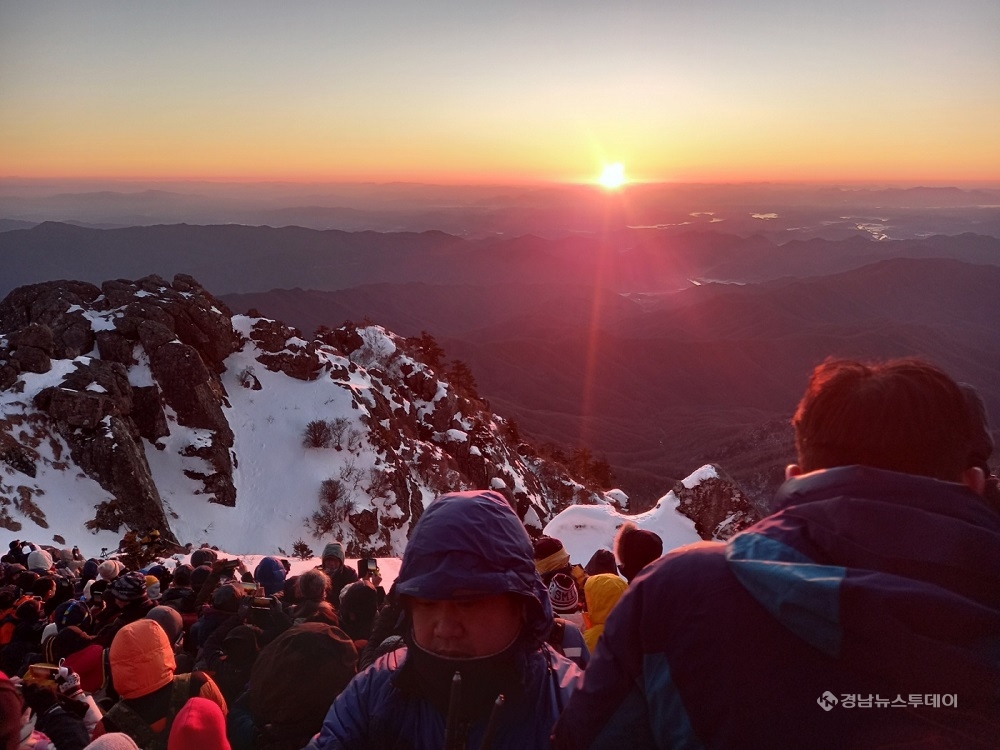 지리산 새해 천왕봉 일출<사진제공=지리상국립공원사무소>