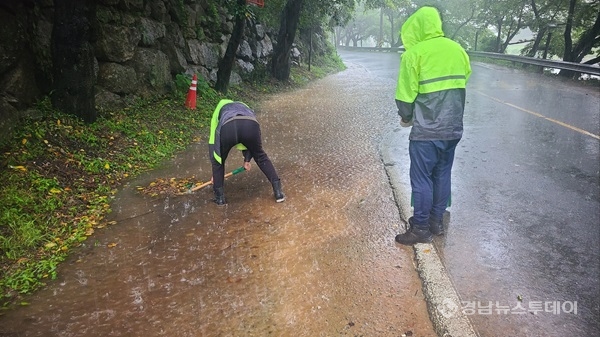 별천지상수도로정비기동대 <사진제공=하동군>