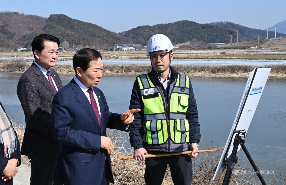 성낙인 창녕군수가 자연재해 예방사업 현장을 방문해 점검하고 있다. <사진제공=창녕군>