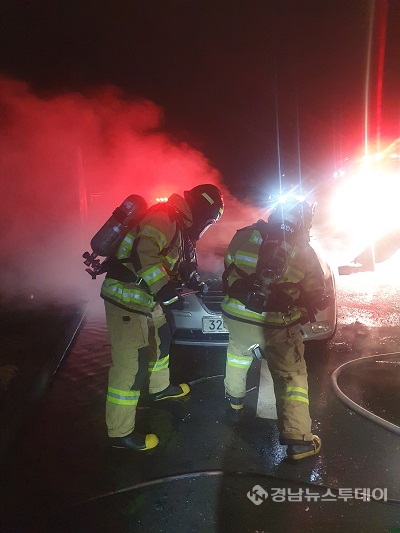 창원 의창구 외산리 공원 주변 도로 승용차 화재 현장<사진제공=창원소방서>