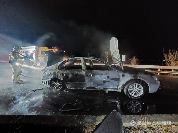 창원 의창구 외산리 공원 주변 도로 승용차 화재 현장<사진제공=창원소방서>