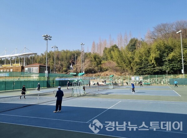 ‘제36회 진주시테니스협회장배 진주시 클럽대항 테니스대회’개최 (사진제공=진주시)