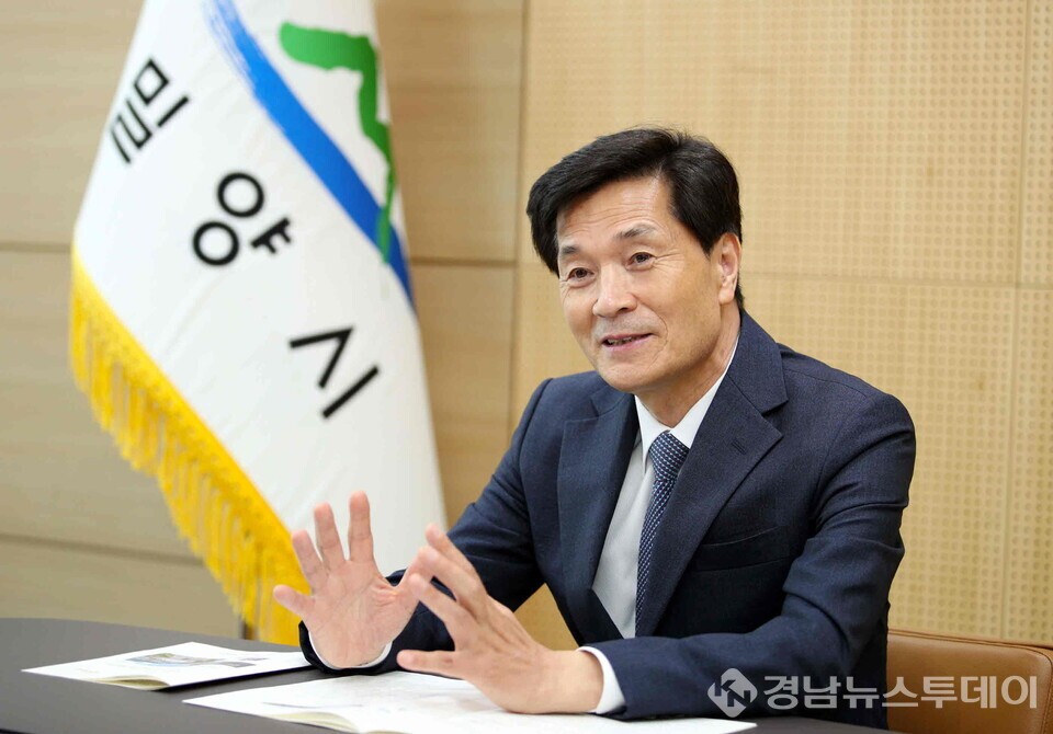 안병구 시장이 집무실에서 회의를 하고 있다. (사진제공=밀양시)