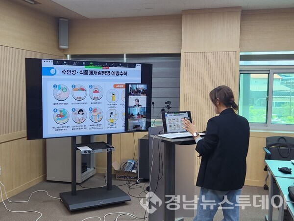 스마트 경로당 시스템을 통한 경로당 화상회의 교육 (사진제공=합천군)