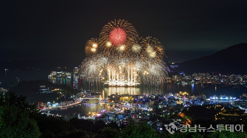 통영시, ‘최초’라는 수식어가 가장 잘 어울리는 도시- 사진은 투나잇 통영 불꽃쇼 (사진제공=통영시)