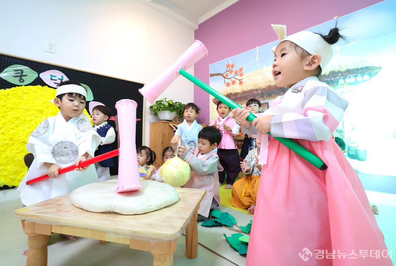 떡메치기 재밌어요! (사진제공=함양군)