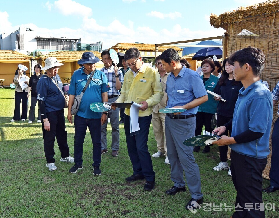 제20회 함양산삼축제 ‘역대 최고’- 사진은 현장 점검 중인 진병영 군수의 모습 (사진제공=함양군)