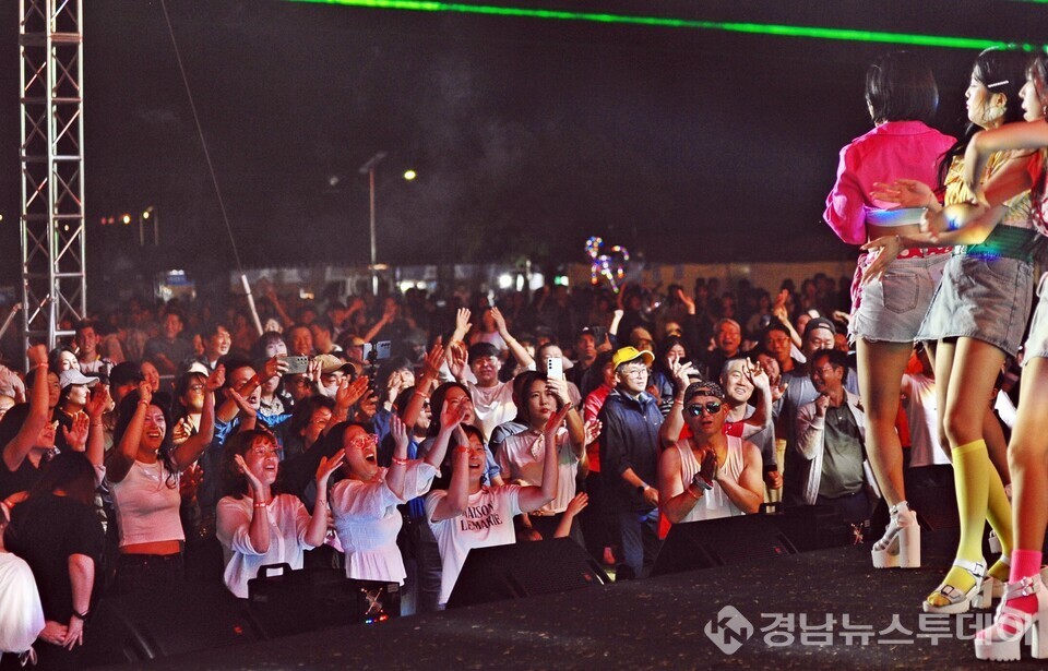 제20회 함양산삼축제 ‘역대 최고’- 사진은 산막나이트 공연을 관람중인 방문객들의 모습 (사진제공=함양군)