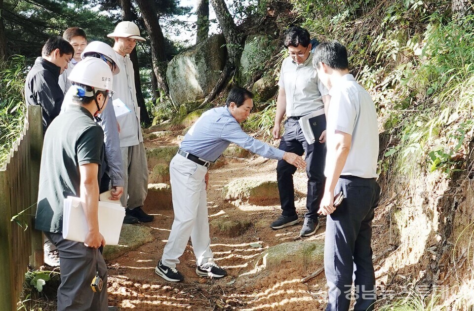 성낙인 창녕군수가 관룡사 용선대 탐방로 정비현장을 점검하고 있다. (사진제공=창녕군)
