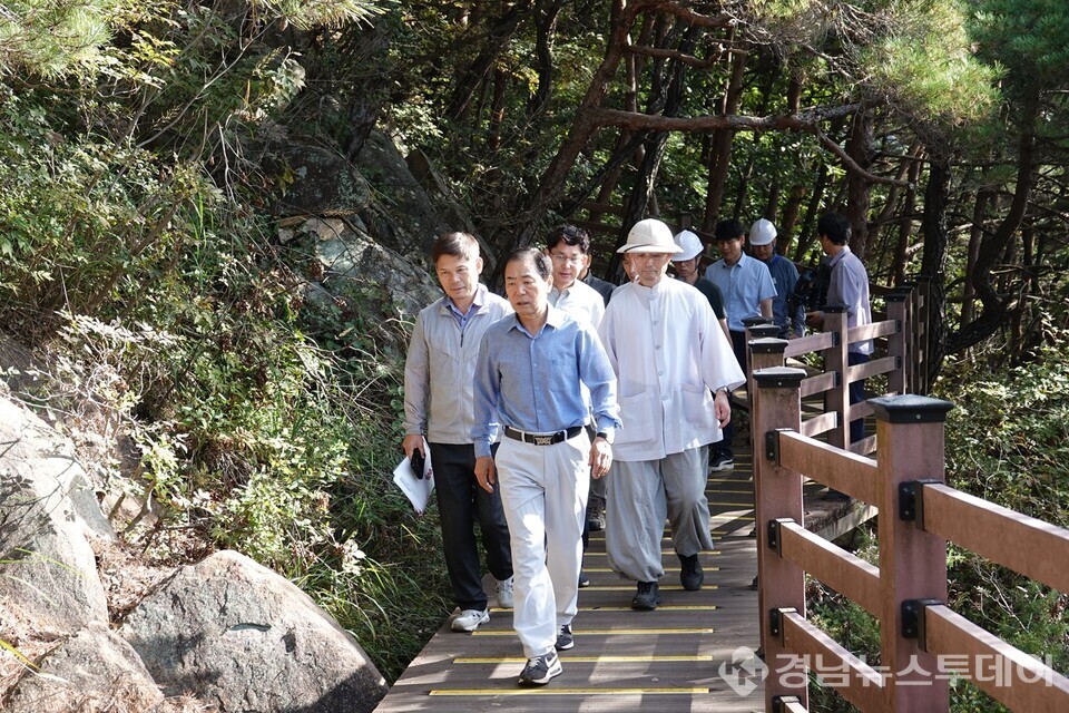 성낙인 창녕군수가 관룡사 용선대 탐방로 정비현장을 점검하고 있다. (사진제공=창녕군)