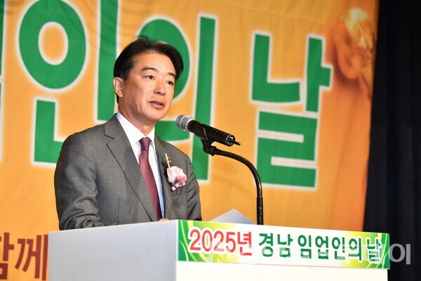 경남도의회  최학범 의장이 2025년 경남 임업인의날 행사에서 인사말 등을 하고 있다.(사진제공=경남도의회)