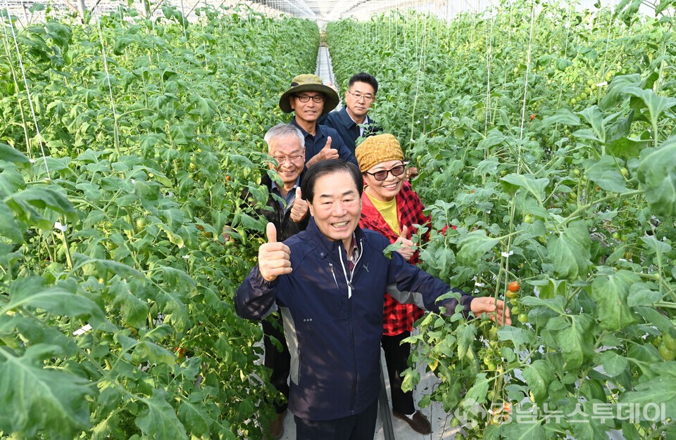 성낙인 창녕군수가 유어면 일원의 방울토마토 농가에서 농업인과 함께 방문 기념촬영을 하고 있다. (사진제공=창녕군)