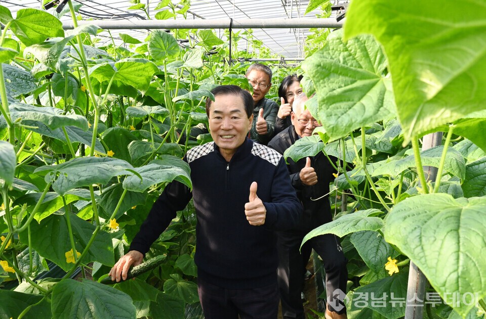 성낙인 창녕군수가 남지읍 일원의 오이 농가에서 농업인과 함께 방문 기념촬영을 하고 있다. (사진제공=창녕군)