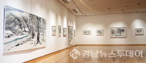 2025년에 진행된 ‘BNK경남은행갤러리 대관 전시’ 모습 (사진제공=BNK경남은행)