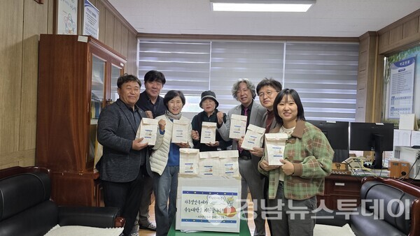 ‘2025 하동별맛축제’ 참여 셀러들이 수험생들을 위한 간식을 직접 마련해 응원의 메시지 전달했다. (사진제공=하동군)