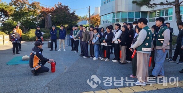 남해군 농업기술센터  화재 대비 합동 소방훈련 모습 (사진제공=남해군)