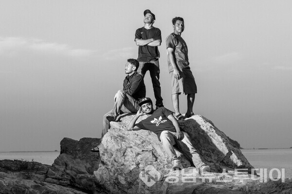 미조면지역사회보장협의체가 지난 14일 외국인 근로자들을 위한 사진 전달 및 축하 행사를 개최했다.  (사진제공=남해군)